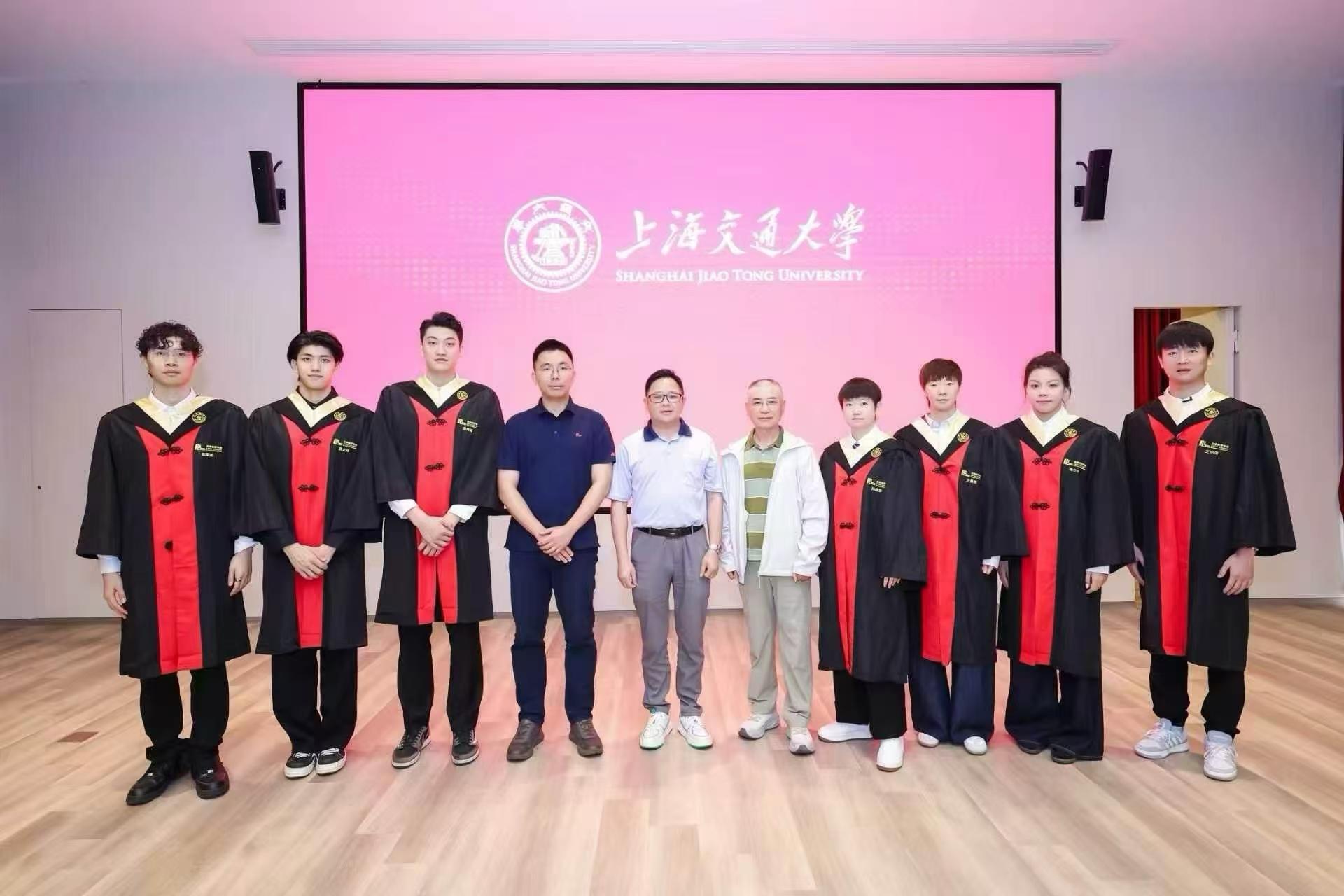 欧洲杯直播-恭喜!孙颖莎王曼昱上海交大毕业照曝光:9月同进清华大学读研